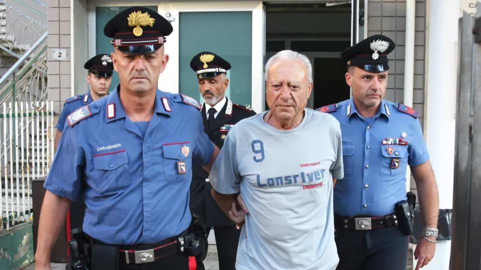 Mario Bonifazi all'uscita dalla caserma dei carabinieri di Riccione (foto Migliorini)