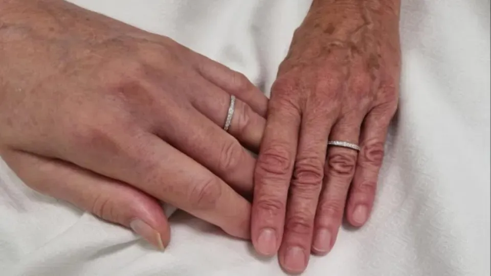 le mani dei due novelli sposi