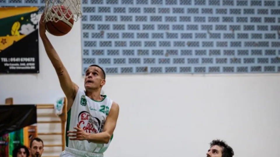 Mattia Mussoni che appoggia alla tabella