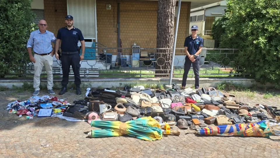 merce sequestrata dalla Polizia Locale di Bellaria Igea Marina