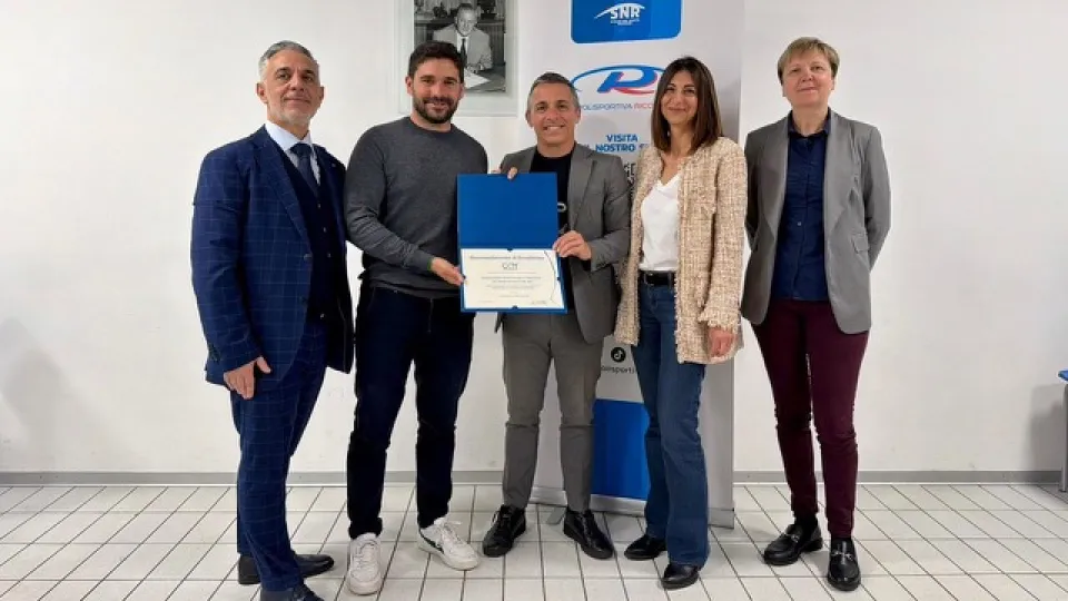 Michele Nitti con i rappresentanti di Certiquality, l’assessore Simone Imola e Graziella Tentoni di Polisportiva Riccione, responsabile qualità
