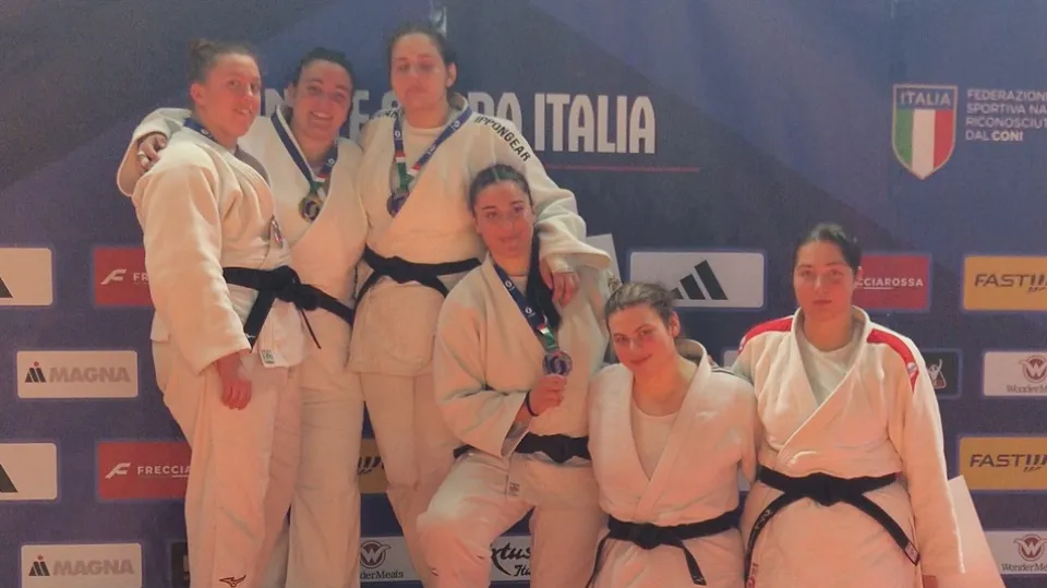 Morgana De Paoli (la seconda da destra) insieme a tutte le finaliste