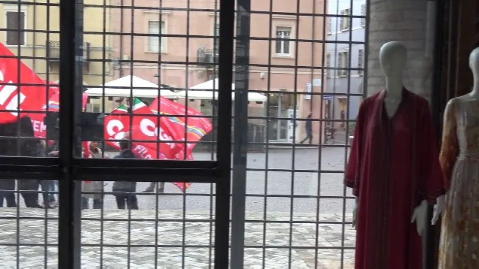 mostra dentro, protesta fuori (@newsrimini)