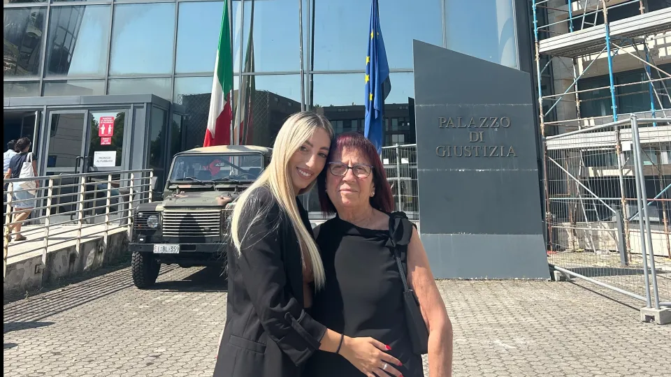 Nonna e nipote all'esterno del Tribunale di Rimini