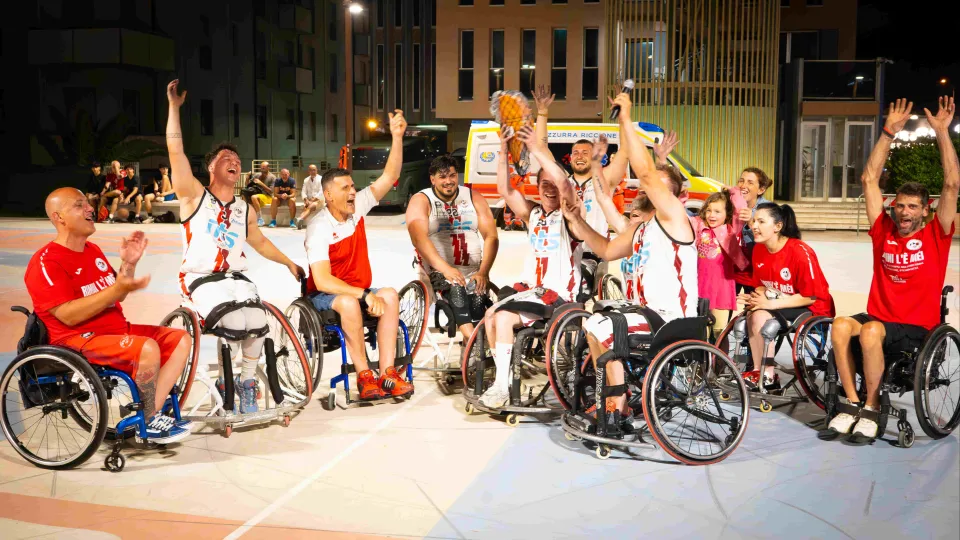 NTS Informatica Basket Rimini festeggia la vittoria del torneo