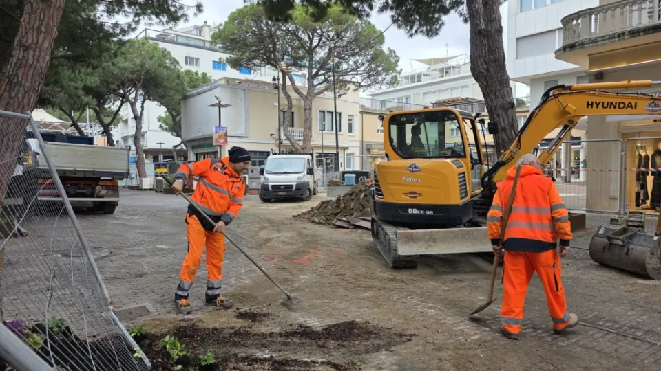 operai nel cantiere del nuovo tratto