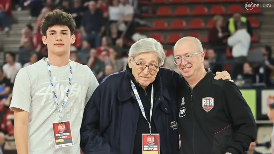 Paolo Carasso consegna a Piero Pasini la canotta numero 1 della Dole Basket Rimini (©Nicola De Luigi)