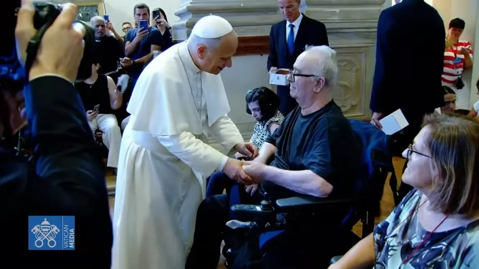 papa con le persone fragili