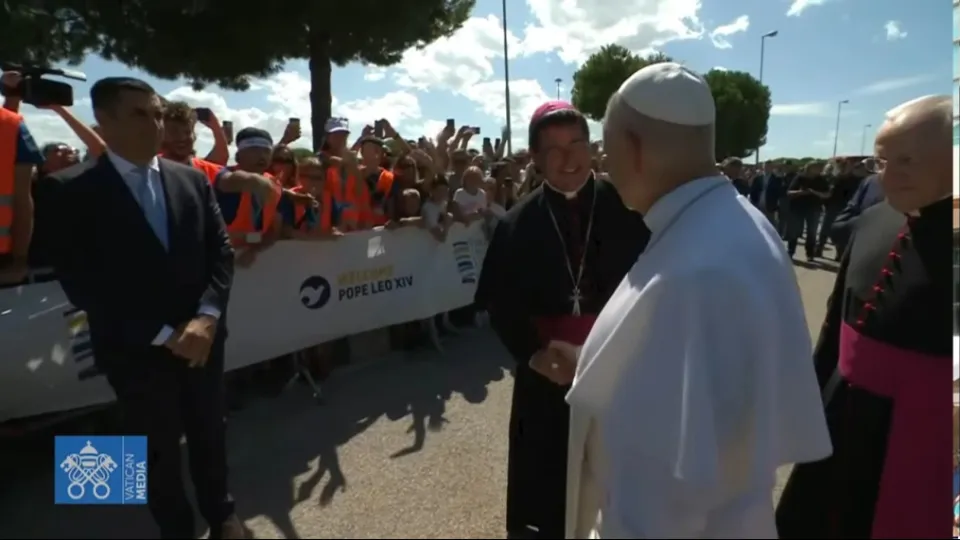 Papa Leone accolto al Meeting @vaticanmedia