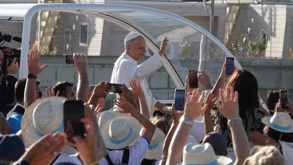 Papa Leone in arrivo al porto canale