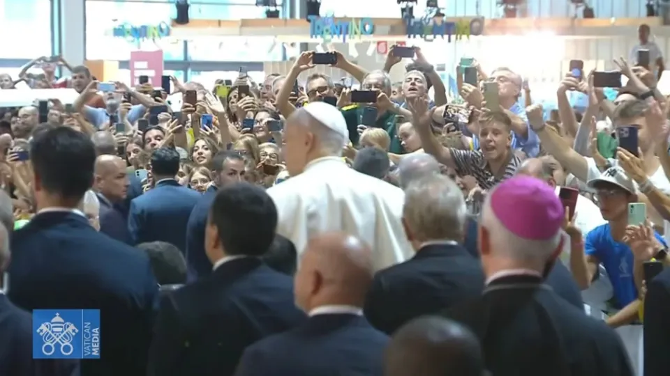 Papa Leone in fiera al Meeting al villaggio dei ragazzi