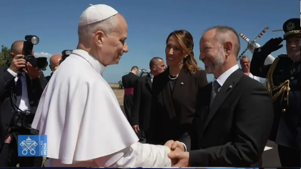 Papa Leone saluta i capitani reggenti prima di partire per Pennabili @vaticanmedia