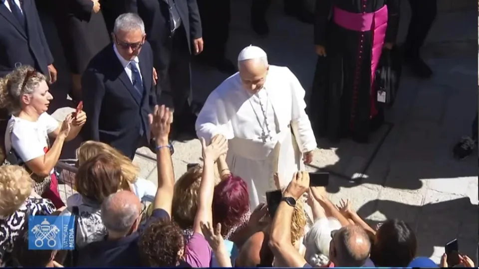 PApa Leone saluta la folla a San Marino @vaticanmedia