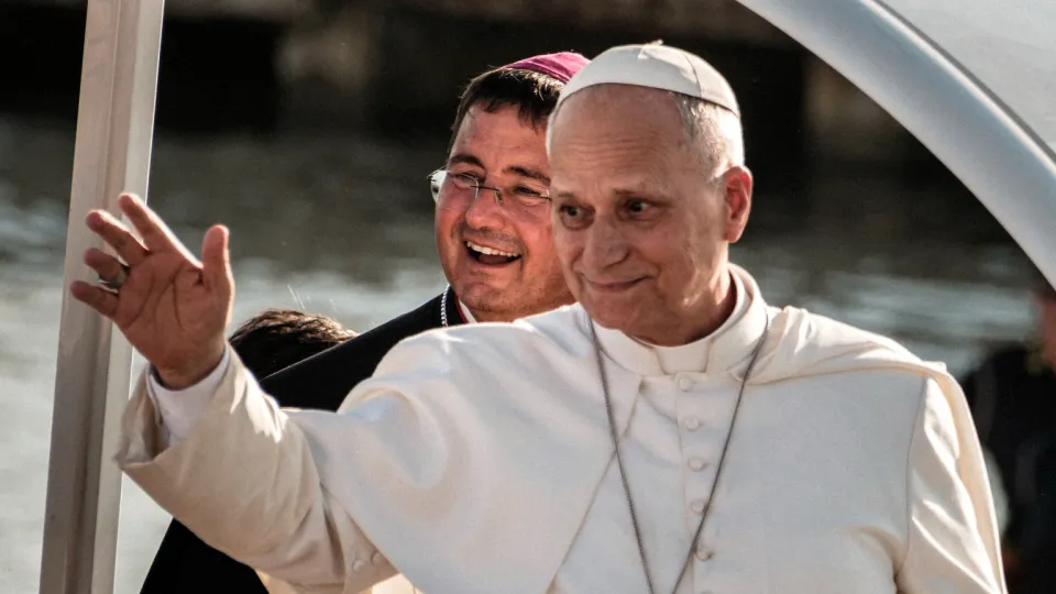 Papa Leone XIV insieme al vescovo Mons. Nicolò Anselmi