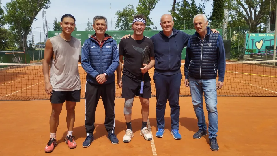 Pat Cash e Li Tu insieme a dirigenti e tecnici della Polisportiva 2000 Cervia