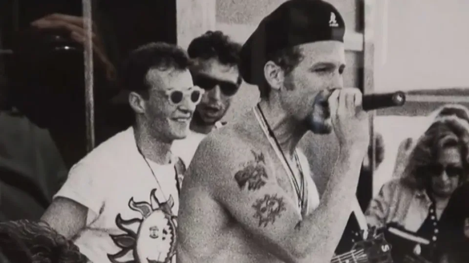 Pesaresi alle spalle di Jovanotti nella foto di Pasquale Bove