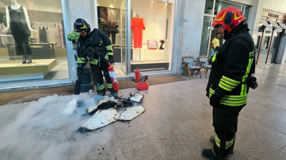 principio di incendio in viale Ceccarini (Adriapress)