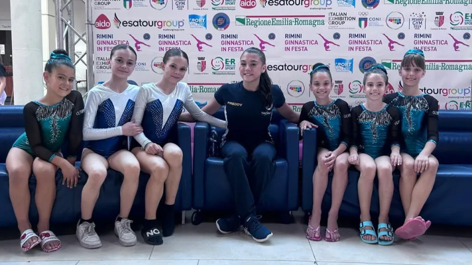 Rebecca Aiello insieme alle giovani ginnaste che l'hanno intervistata
