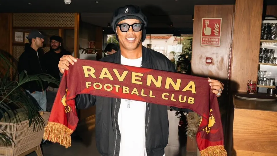 Ronaldinho il 12 dicembre 2025 con la sciarpa del Ravenna (Foto ©Facebook Ravenna FC)
