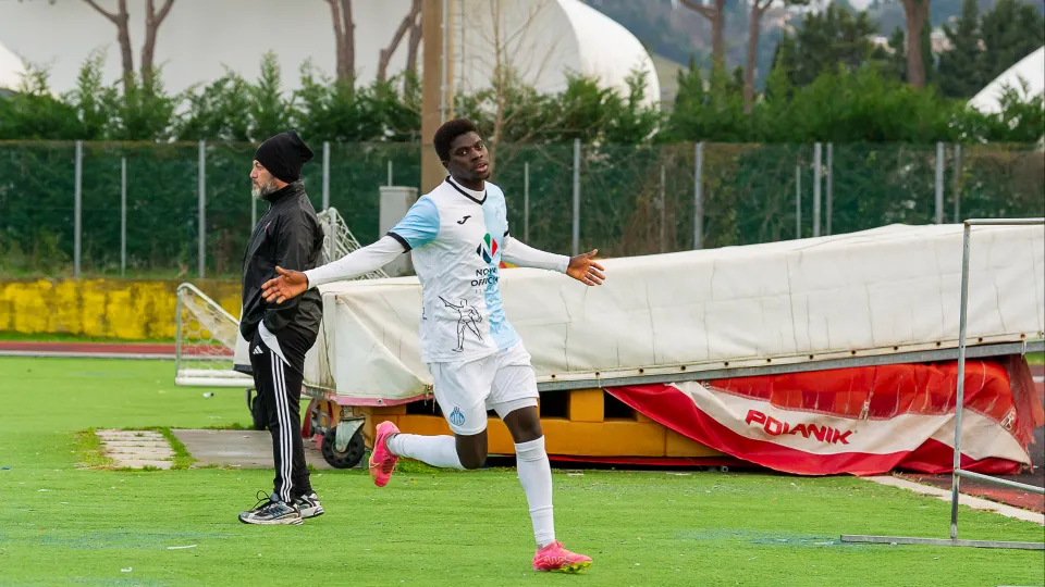 Sambou festeggia il gol del momentaneo vantaggio