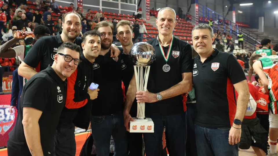 Sandro Dell'Agnello insieme al suo staff tecnico con la Coppa Italia