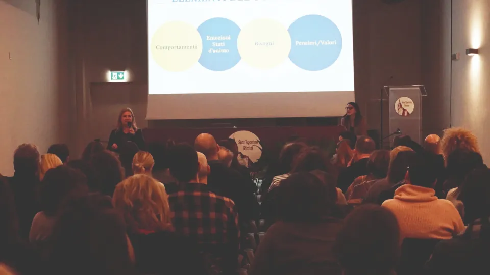 Sara Bonacini ed Elisa Zavoli (Fratelli è Possibile) durante un evento sul conflitto