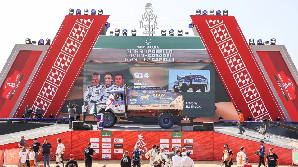 Simone Casadei sulla pedana finale della Dakar (©GEALIFEMOTORSPORT)