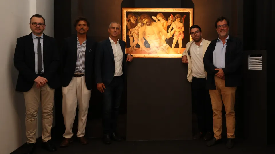 Sindaco di Rimini e assessore alla Cultura ai lati dell'opera