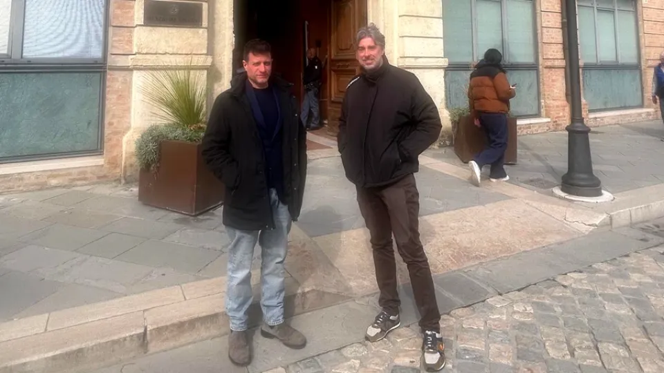 sindaco e assessore davanti alla Prefettura