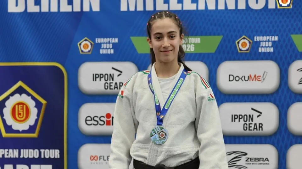 Sofia Longo con la medaglia al collo