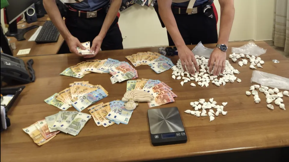 soldi e droga sequestrati dai carabinieri
