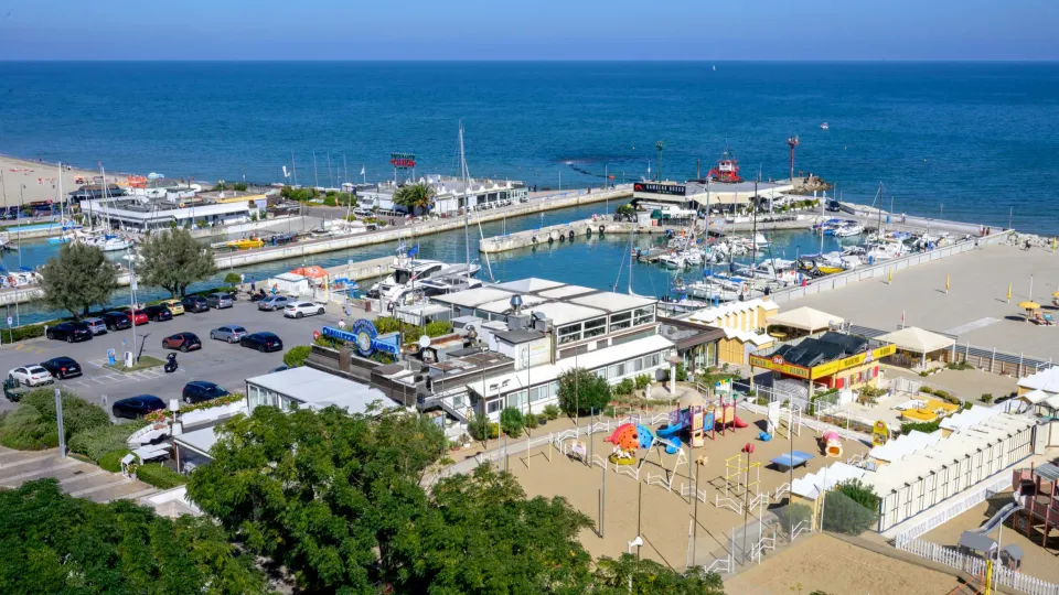spiaggia e porto di Riccione