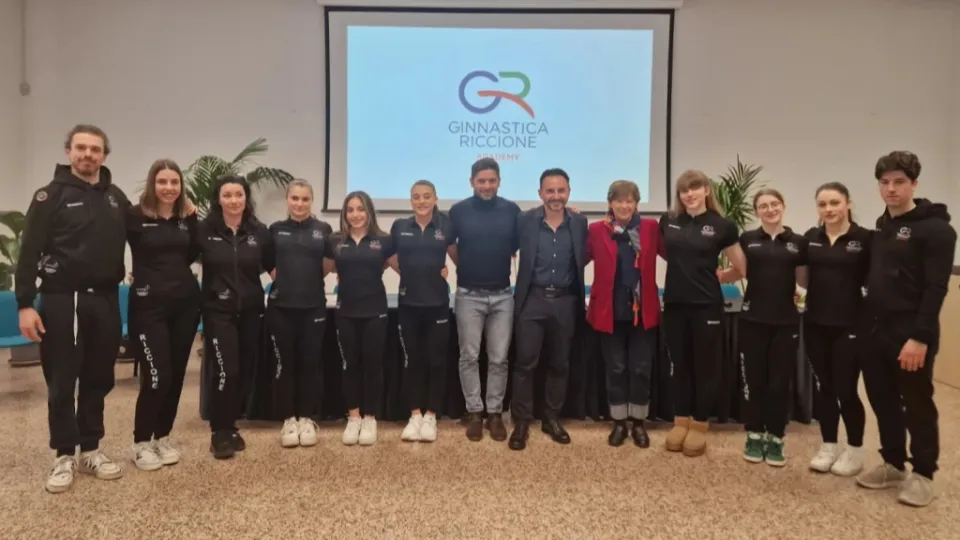 Squadra e staff tecnico insieme al presidente Poesio, alla sindaca Angelini e all'assessore Imola