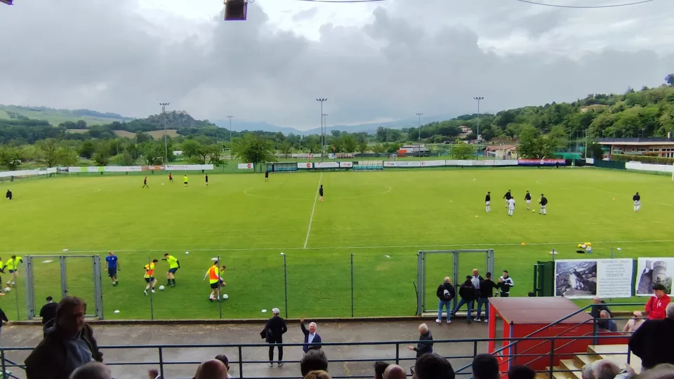squadre in campo per il riscaldamento