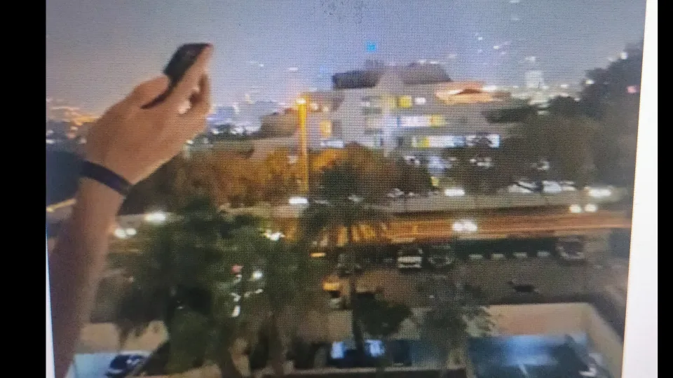 Studenti riprendono dal balcone dell'hotel di Dubai