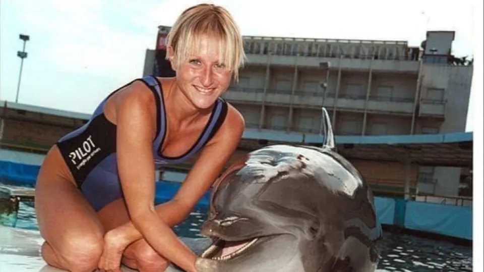 Tamara con uno dei suoi amati delfini