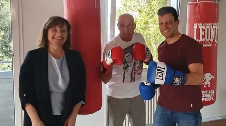 Tiziano "Siluro" Scarpellini tra l'assessora allo Sport, Angela Garattoni, ed il sindaco Filippo Sacchetti