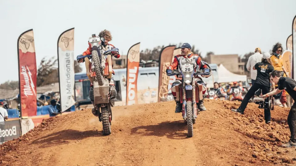 Tommaso (a sinistra) e Mirco Bettini al traguardo dell'Africa Eco Race