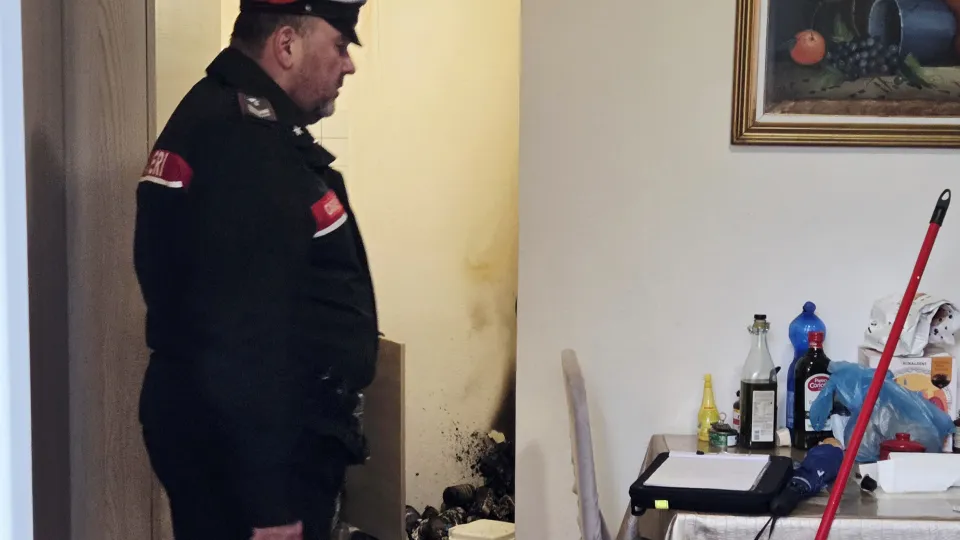 Un carabiniere all'interno dell'abitazione (foto Migliorini)