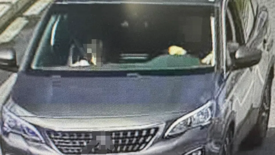 Un fotogramma del padre con il figlio in auto dopo la rapina