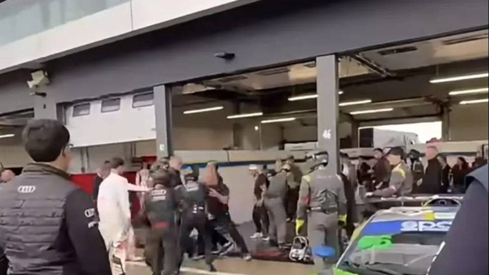 Un frame del video del parapiglia circolato sui social
