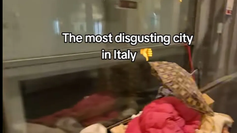 un frame del video di Karosolaoravel