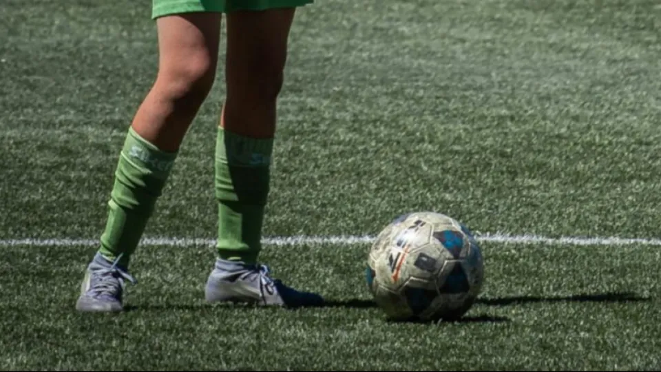 un giovane calciatore (pexels)
