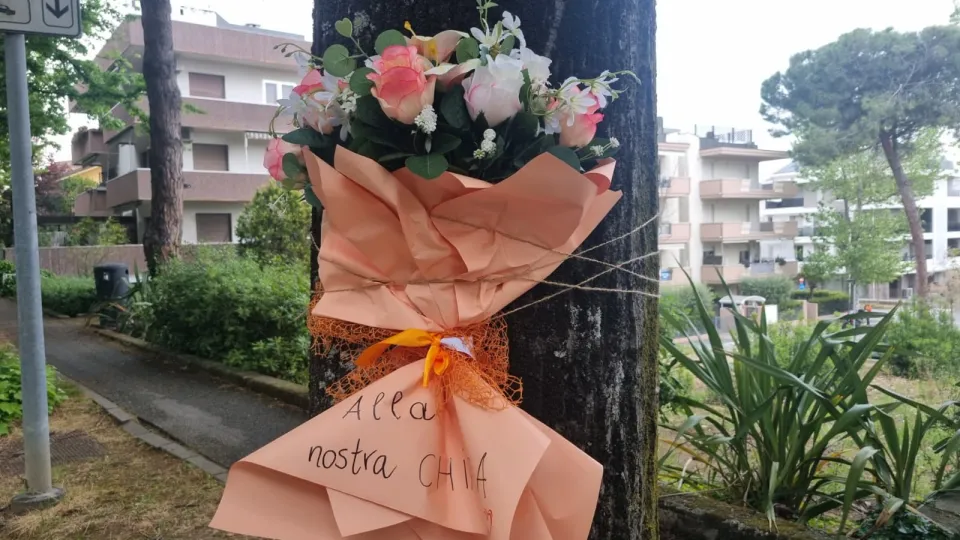 Un mazzo di fiori per Chiara sul luogo del sinistro