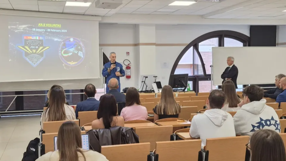 Un momento della lezione del Colonnello dell'Aeronautica Militare e astronauta Walter Villadei