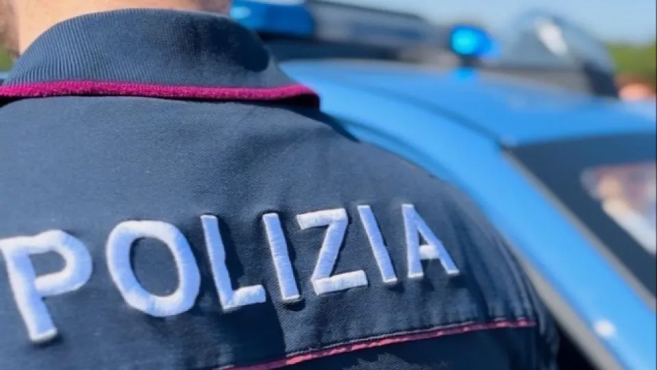 un poliziotto in servizio