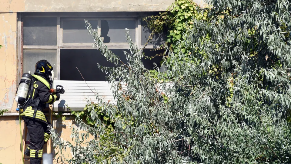 Un vigile del fuoco a lavoro nell'ex colonia Reggiana (foto Migliorini)