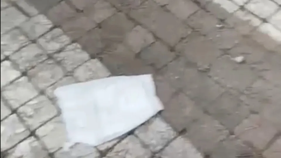 Una cartaccia abbandonata in strada