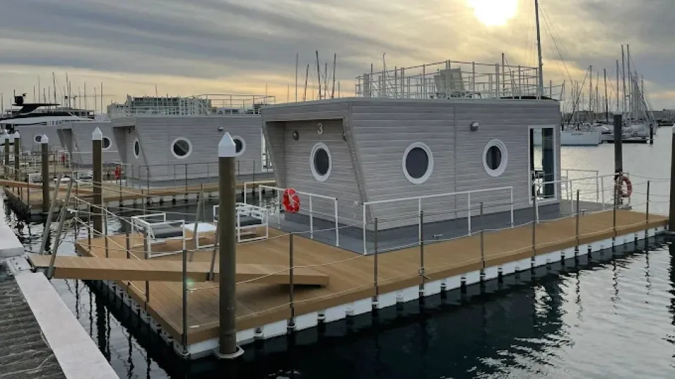 Una delle house boat alla Darsena