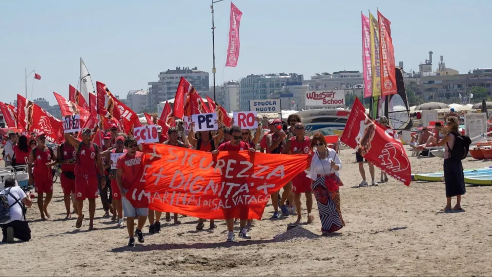 una protesta della Filcams riminese sulla spiaggia